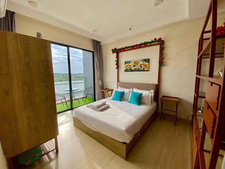 Cemara Rose Suite, Timur Bay Apartment