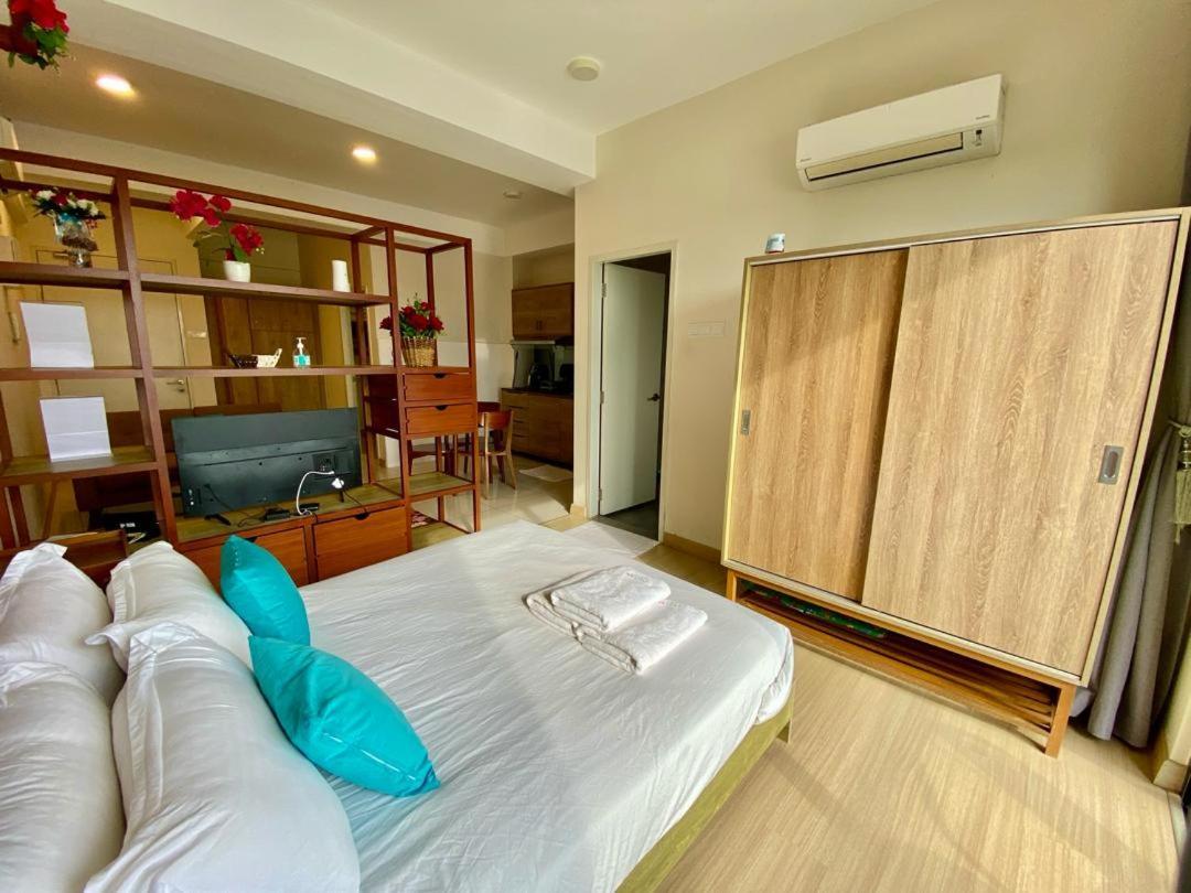 Cemara Rose Suite, Timur Bay